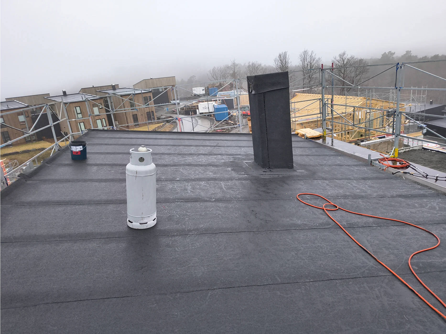 Flat roof waterproofing and ventilation system installation