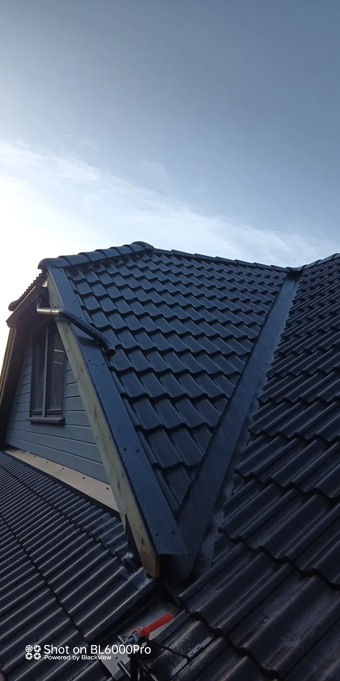 Dach ceramiczny z nowoczesnym świetlikiem