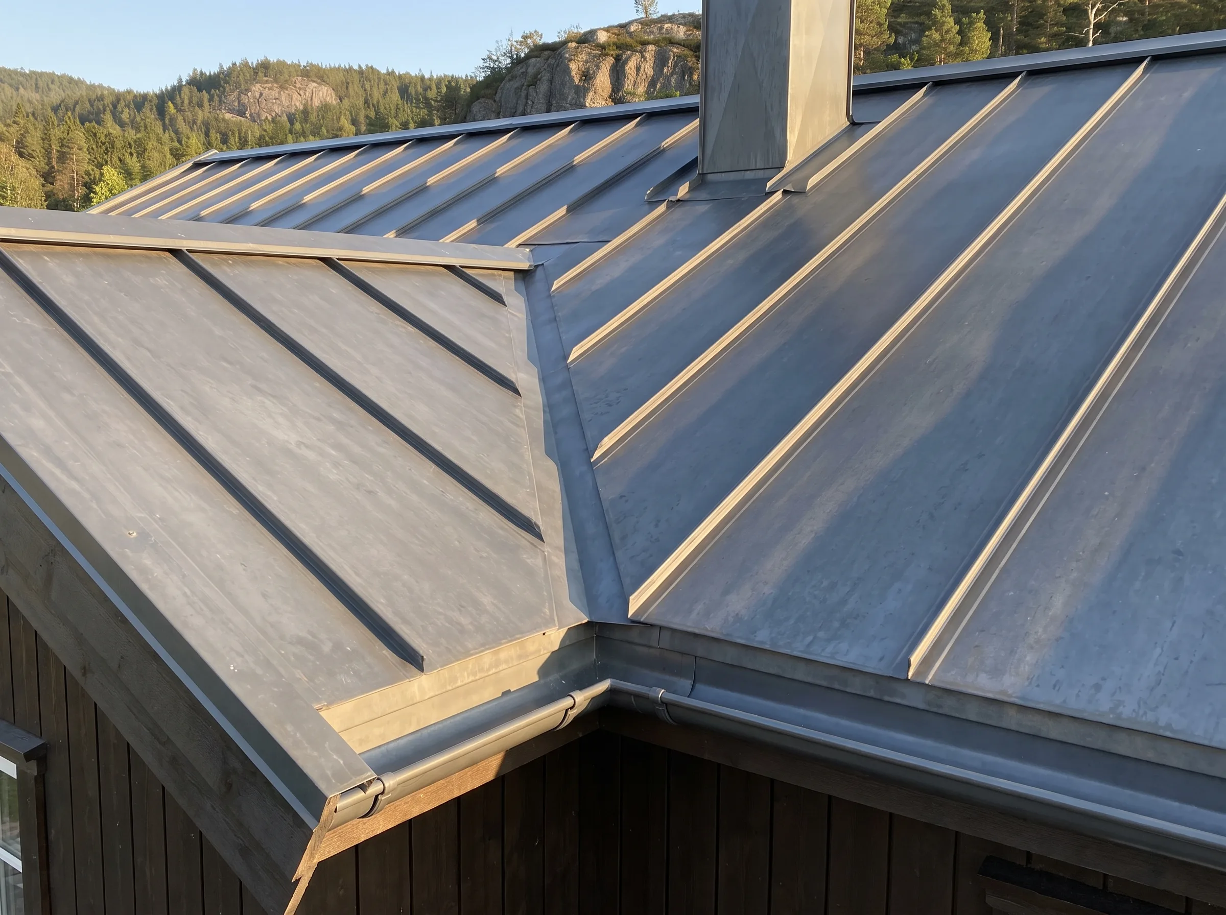Metalldetaljer på skråtak med pipe, del av høy-kvalitet takkonstruksjon