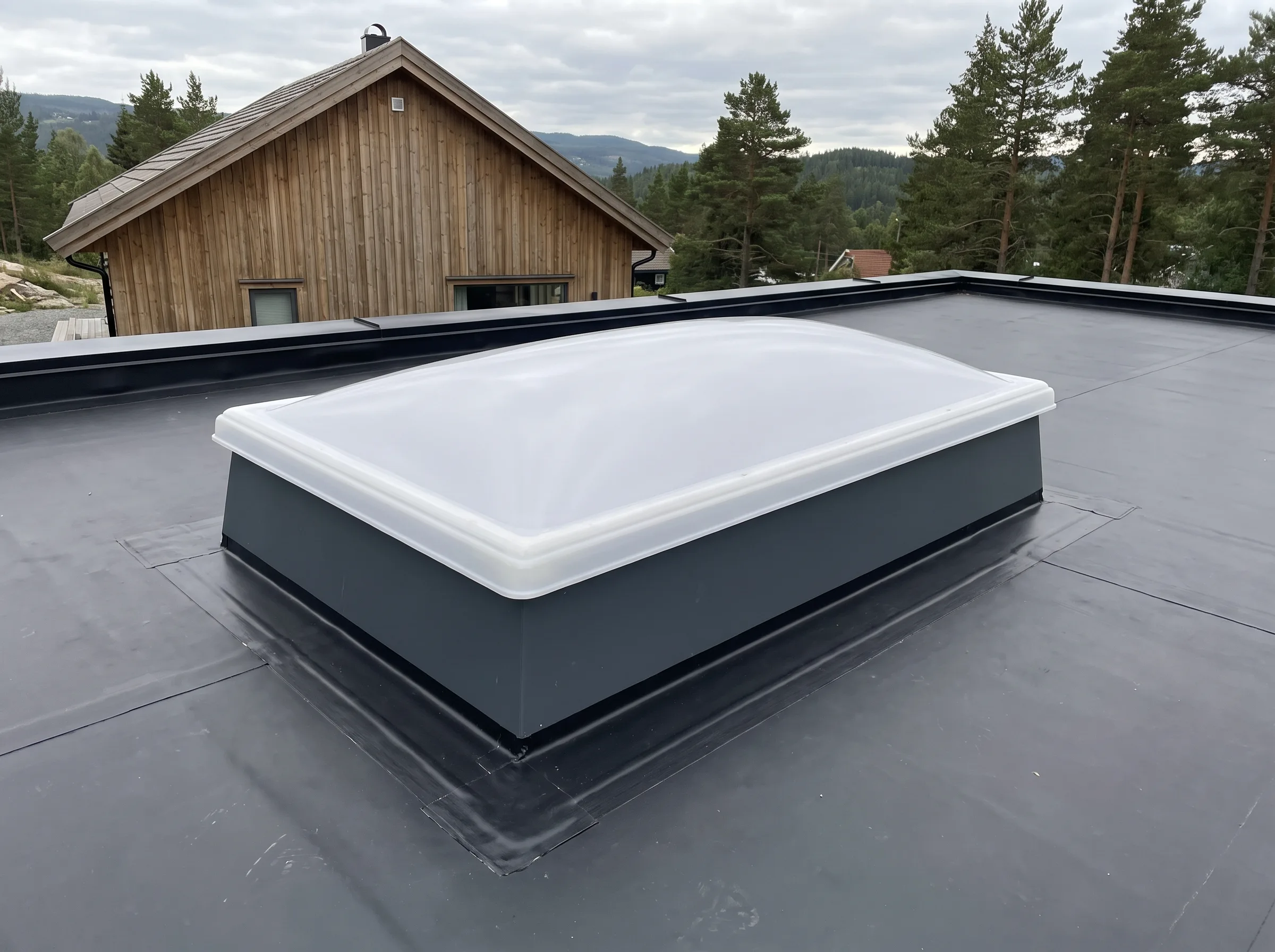 Lyskuppel på flatt tak med moderne hus i bakgrunnen