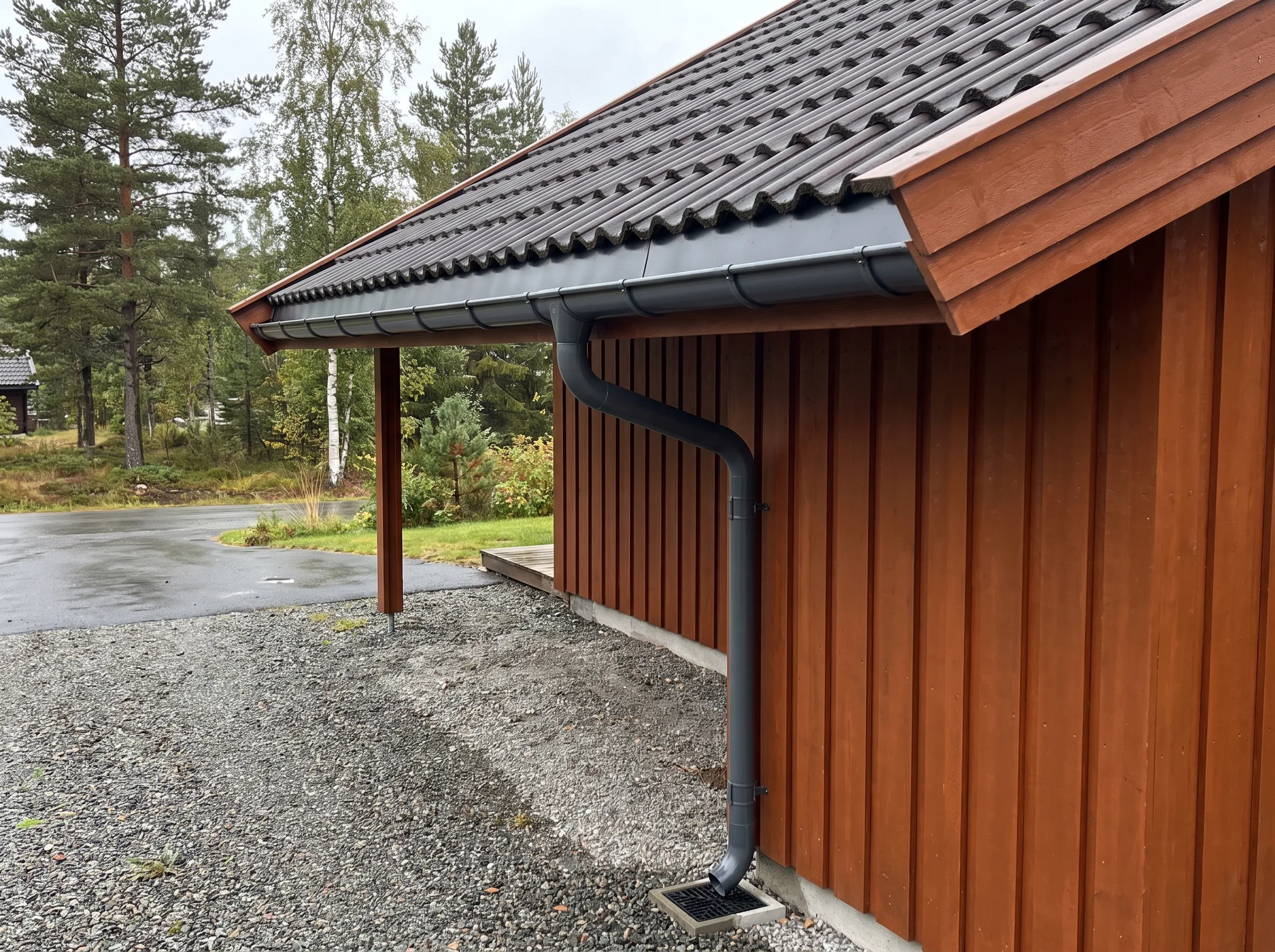 Fasadekledning og takrenne med takstein på skråtak