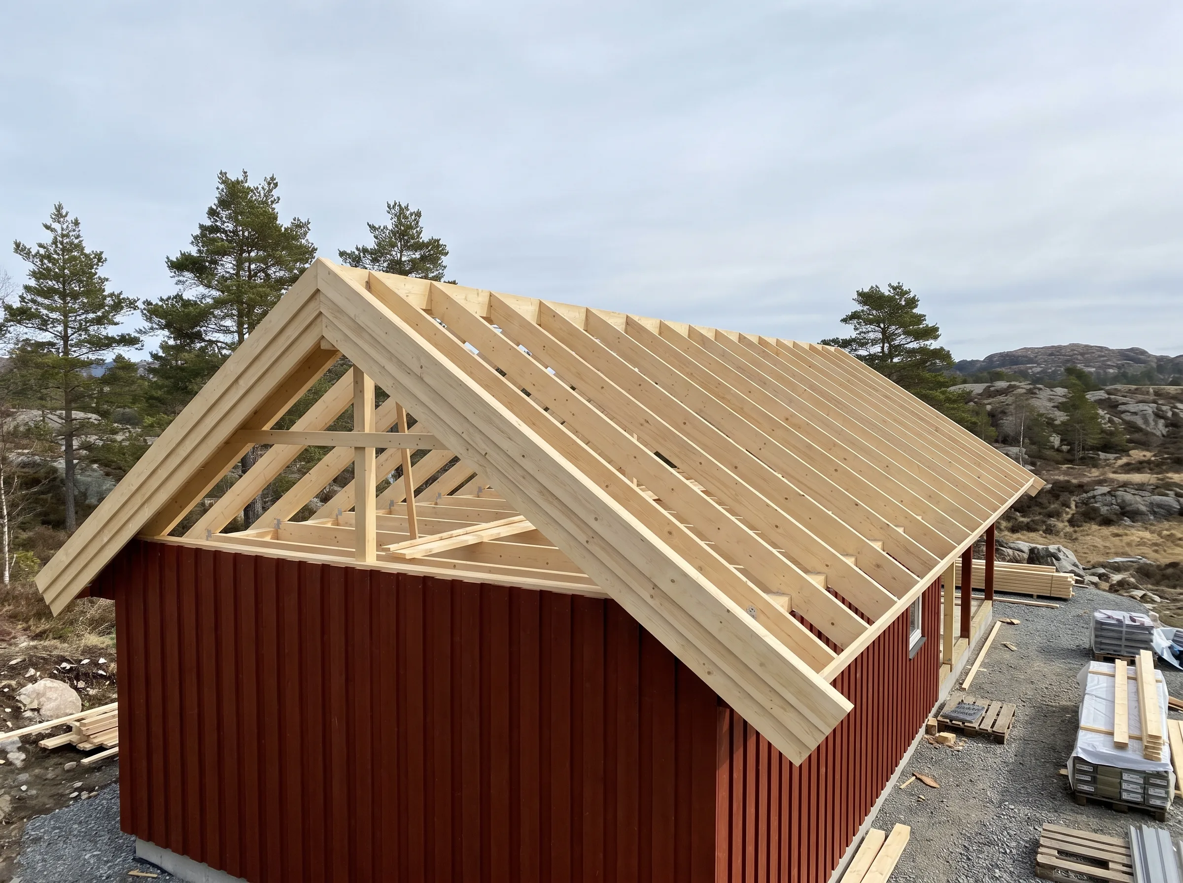 Takomlegging med trestøtter på et rødmalet hus under bygging