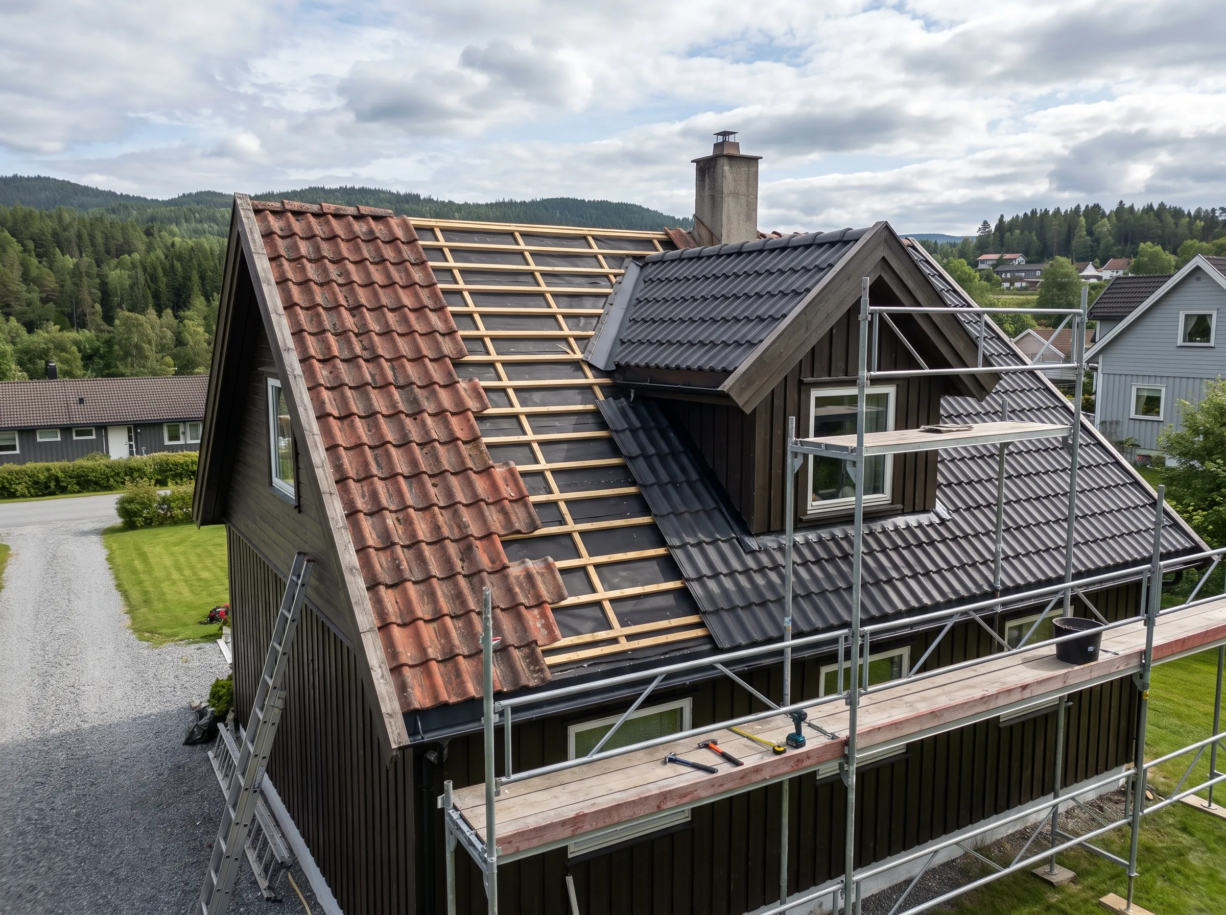 Montering av takstein på en hytte med stillas og naturbakgrunn
