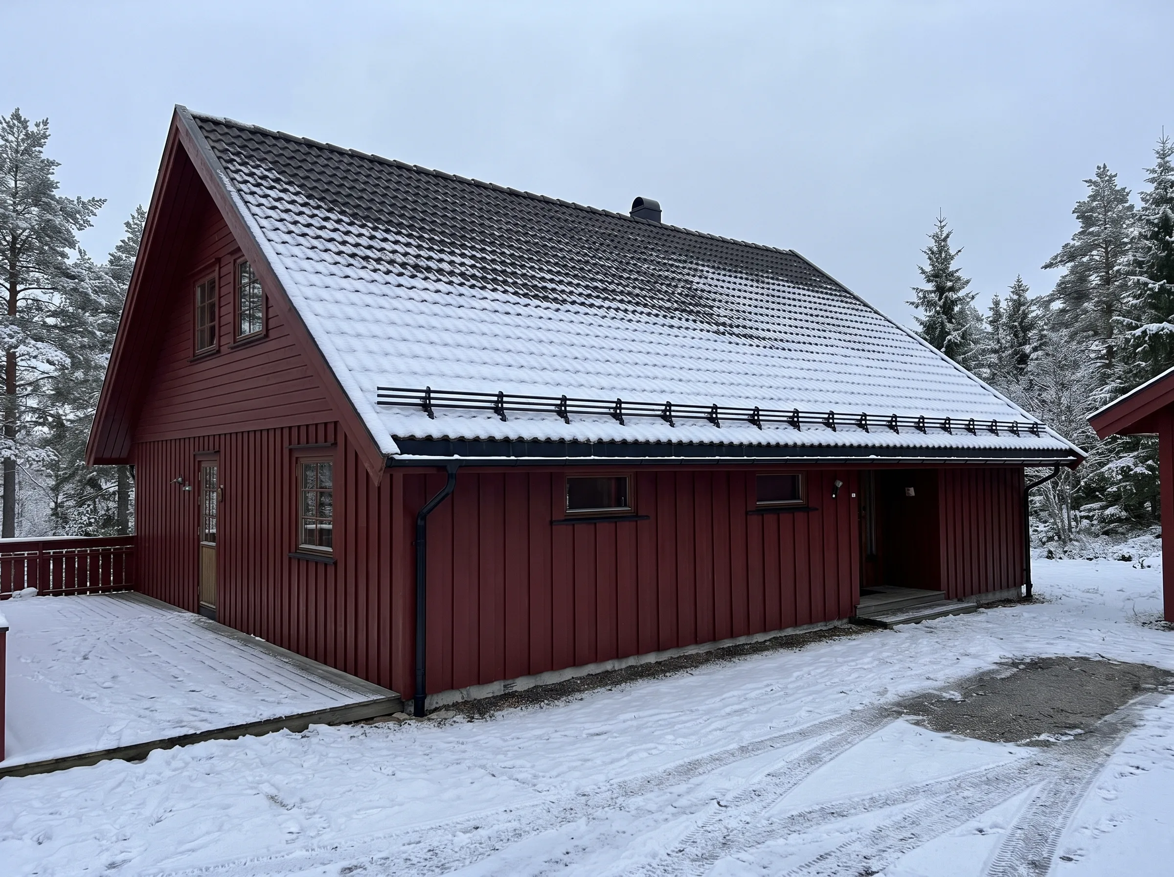 Huset med skråtak dekket av snø viser takrenovering