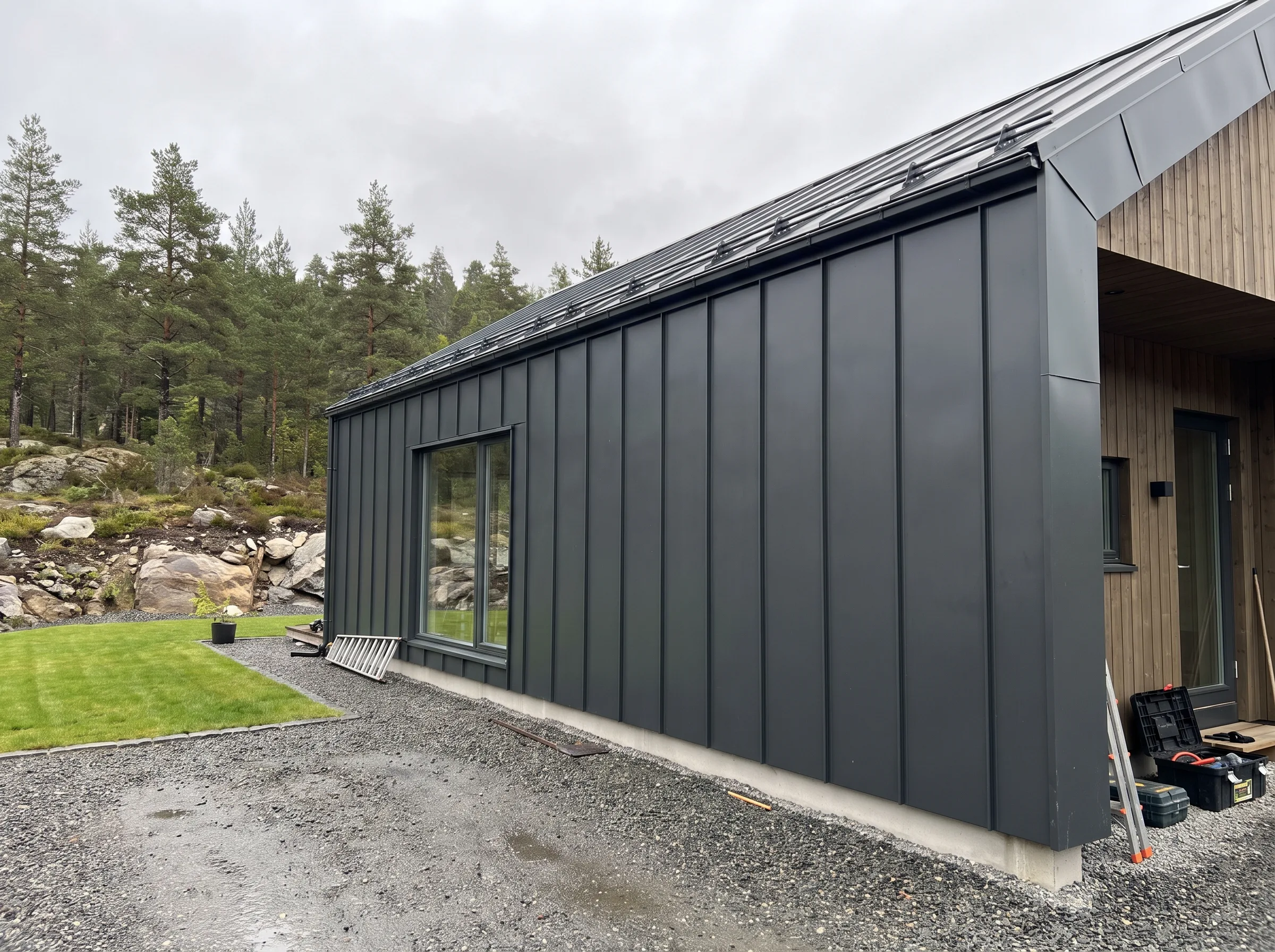 Moderne husfasade med stålkledning og solcellepaneler
