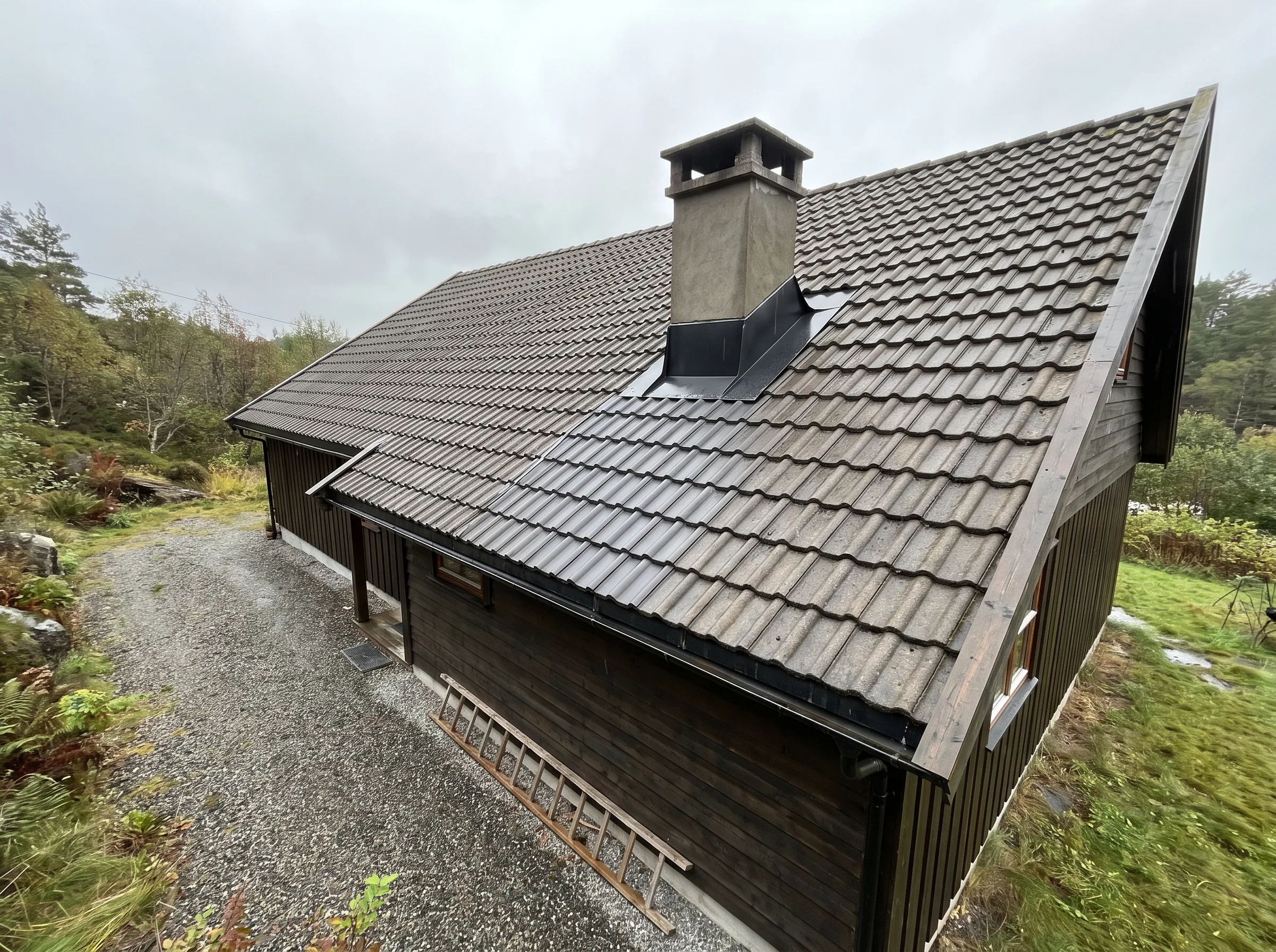 Nytt tak med takstein og pipemannsarbeid