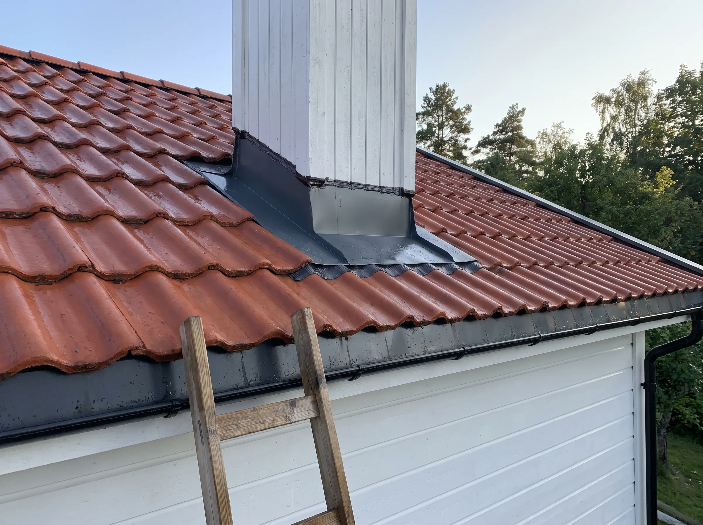 Montering av takstein rundt pipe med beslagarbeid