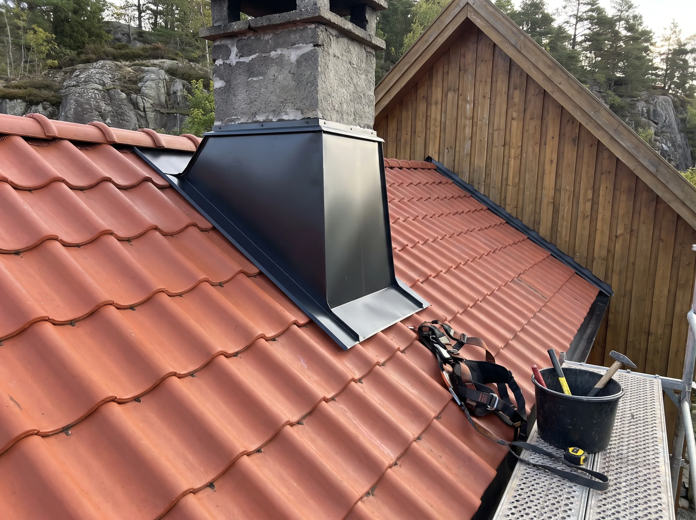 Montering av pipebeslag på tak med takstein