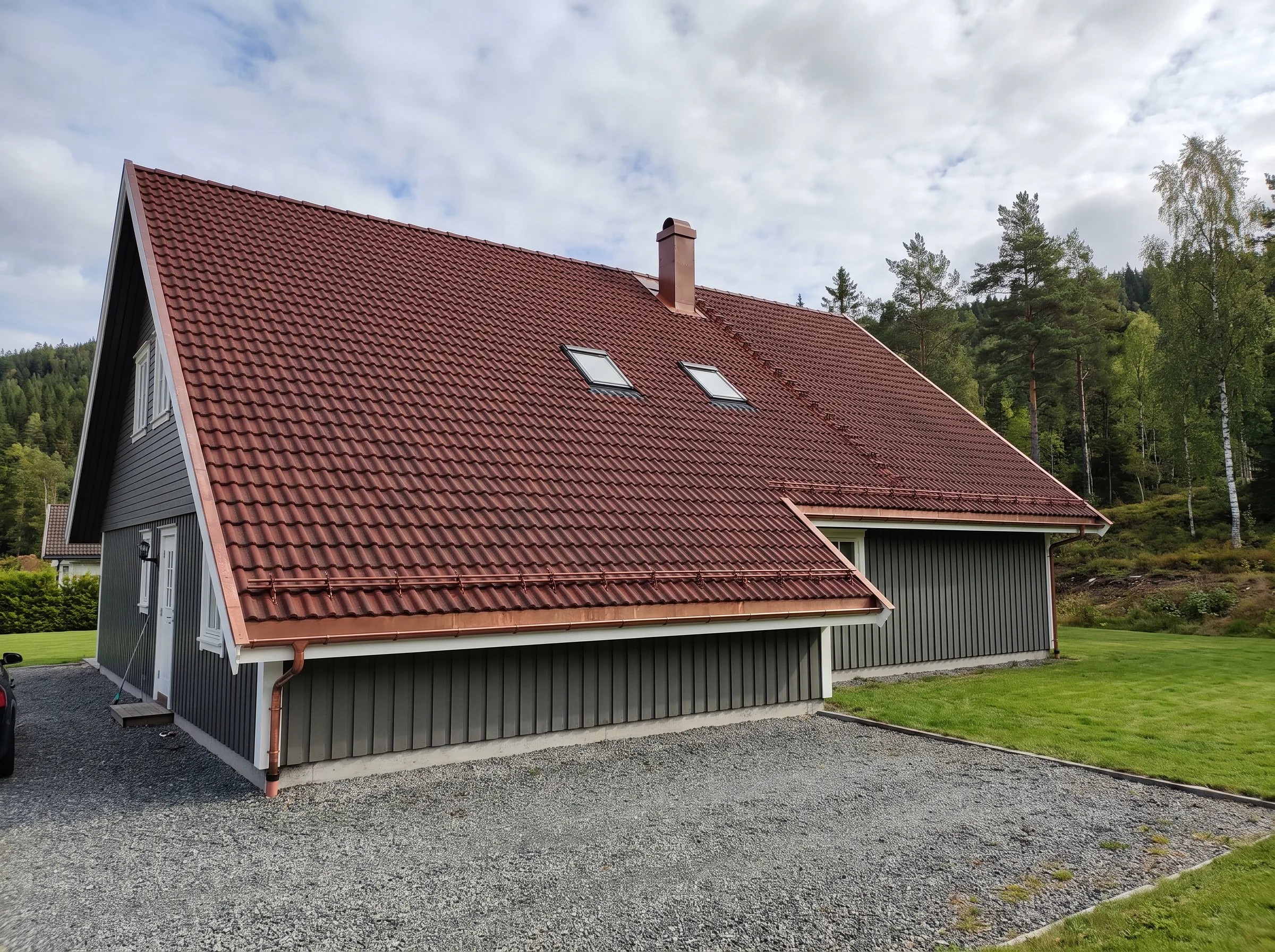 Skråtak med takstein og takvinduer på en moderne enebolig