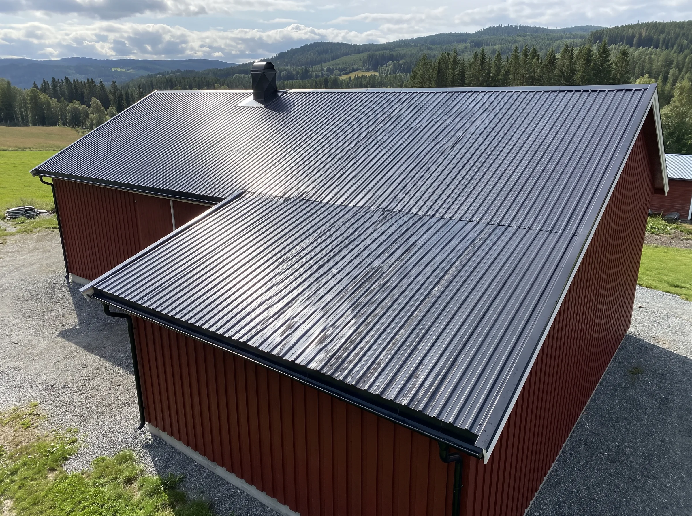 Visning av et ståltak på en bygning i naturskjønt landskap